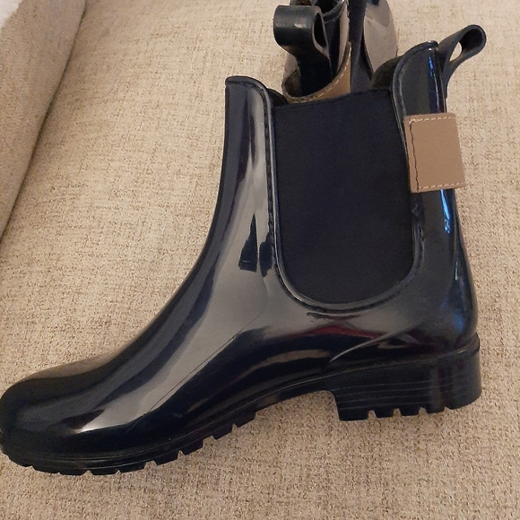 Made in italy ladies boots. Sz::6.5 rubber made. Like new. - Picture 5 of 8